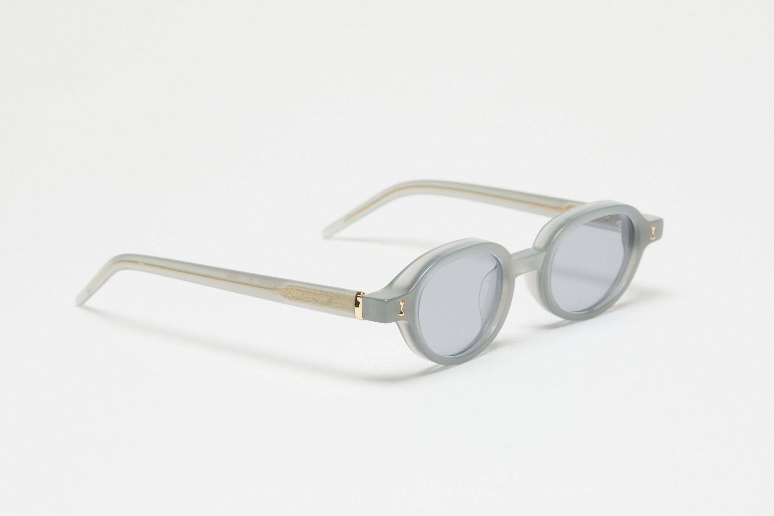 CJ – Milky grey - Light blue lenses