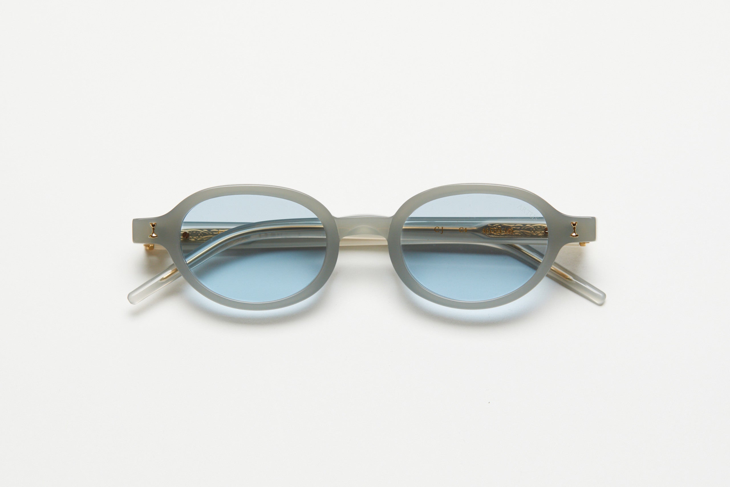 CJ – Milky grey - Light blue lenses